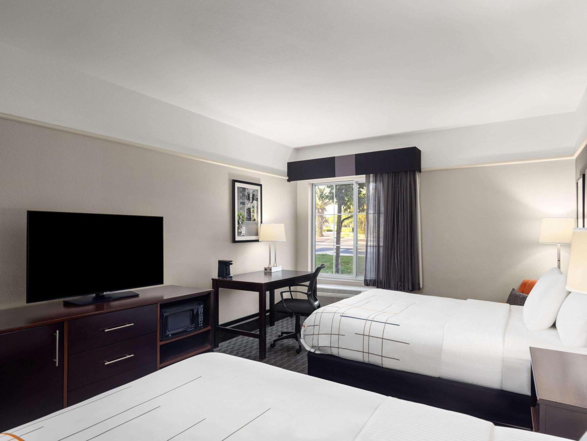 Отель La Quinta By Wyndham Santa Clarita - Valencia Stevenson Ranch Экстерьер фото