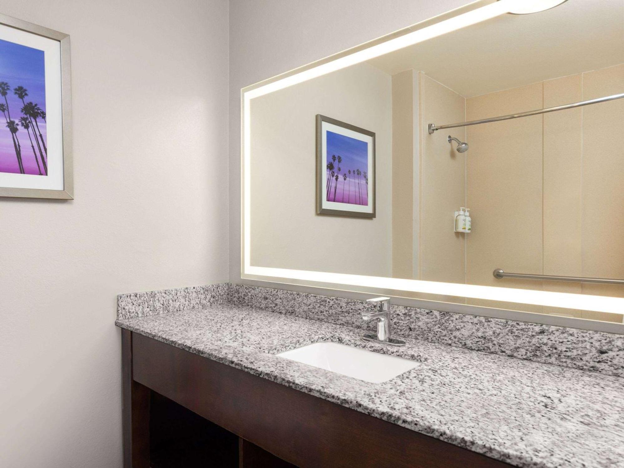 Отель La Quinta By Wyndham Santa Clarita - Valencia Stevenson Ranch Экстерьер фото